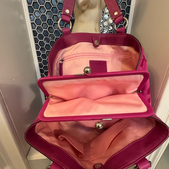 Fuchsia Coach Purse Nº C1082-F14940 - Picture 8 of 11